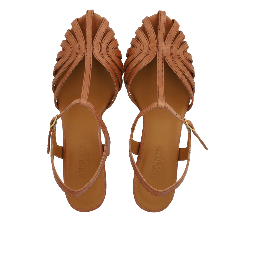 Højhælet sandal med smuk organisk frontdetalje