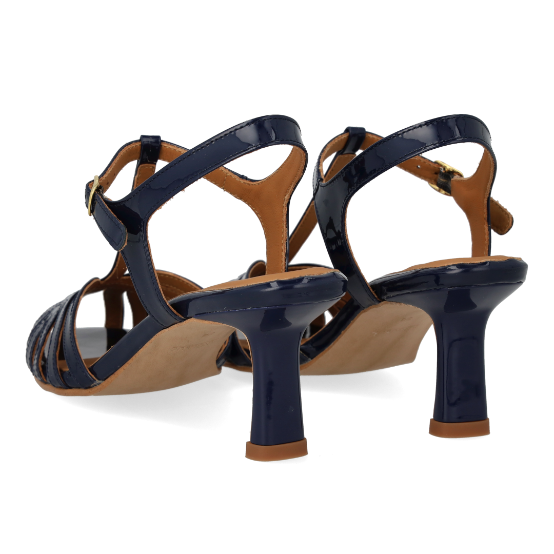 Højhælet sandal med smuk organisk frontdetalje