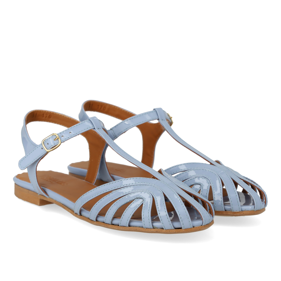 Flad sandal med smuk organisk frontdetalje