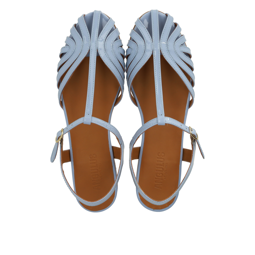 Flad sandal med smuk organisk frontdetalje