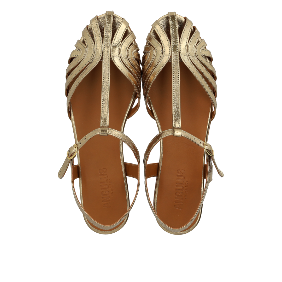 Flad sandal med smuk organisk frontdetalje