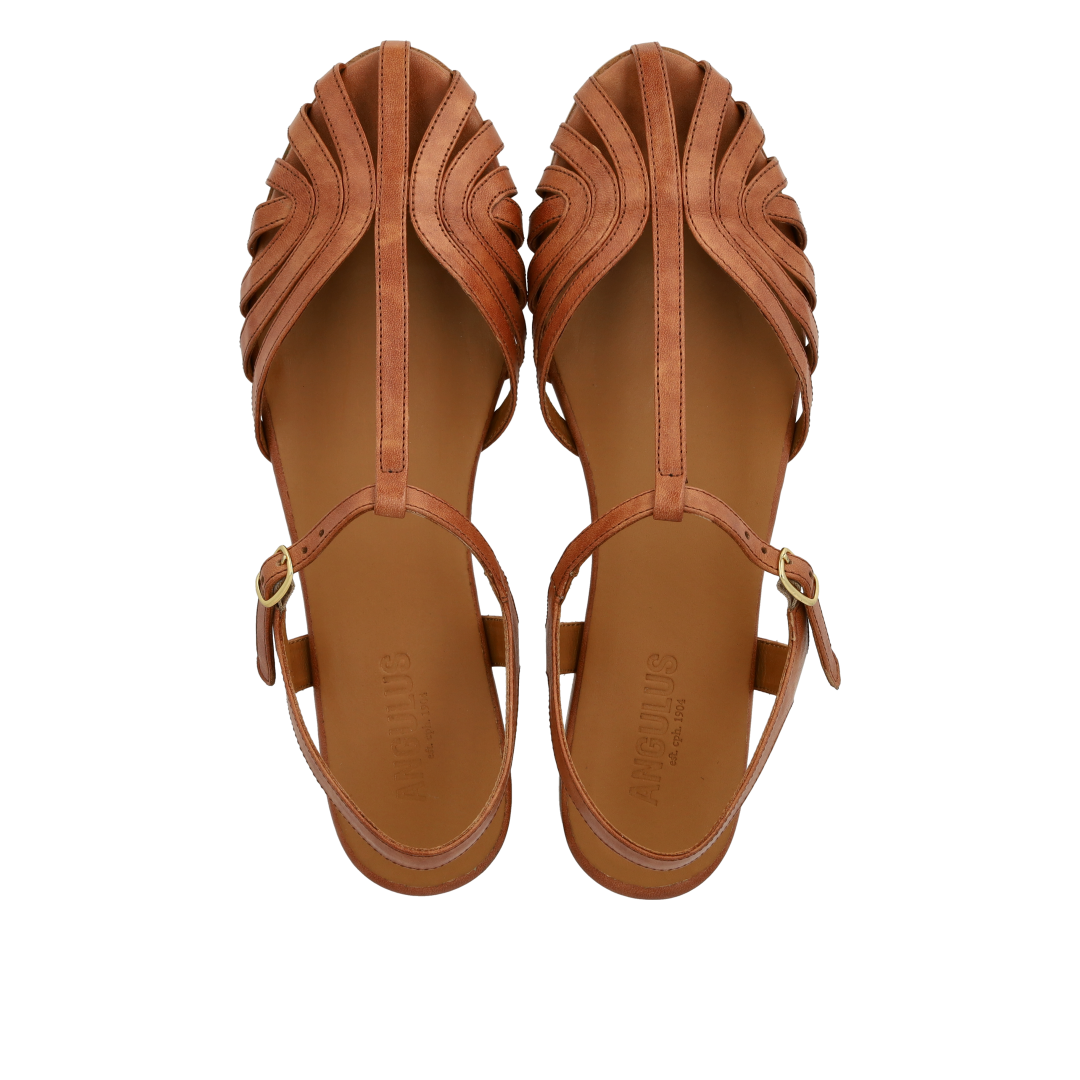 Flad sandal med smuk organisk frontdetalje
