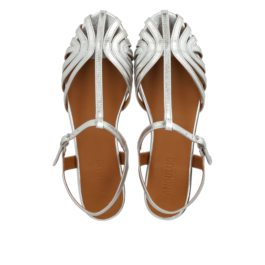 Flad sandal med smuk organisk frontdetalje