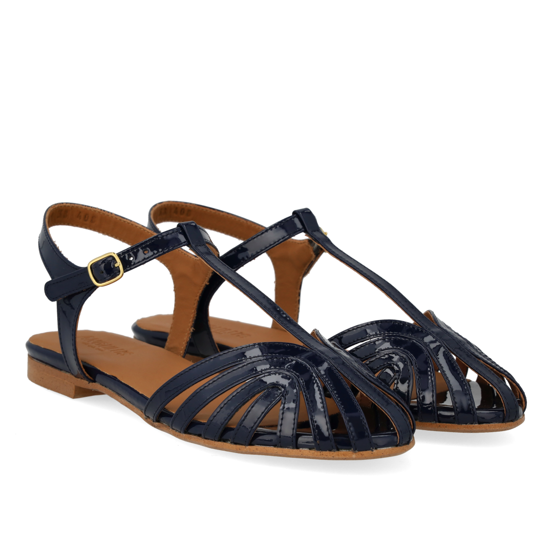 Flad sandal med smuk organisk frontdetalje