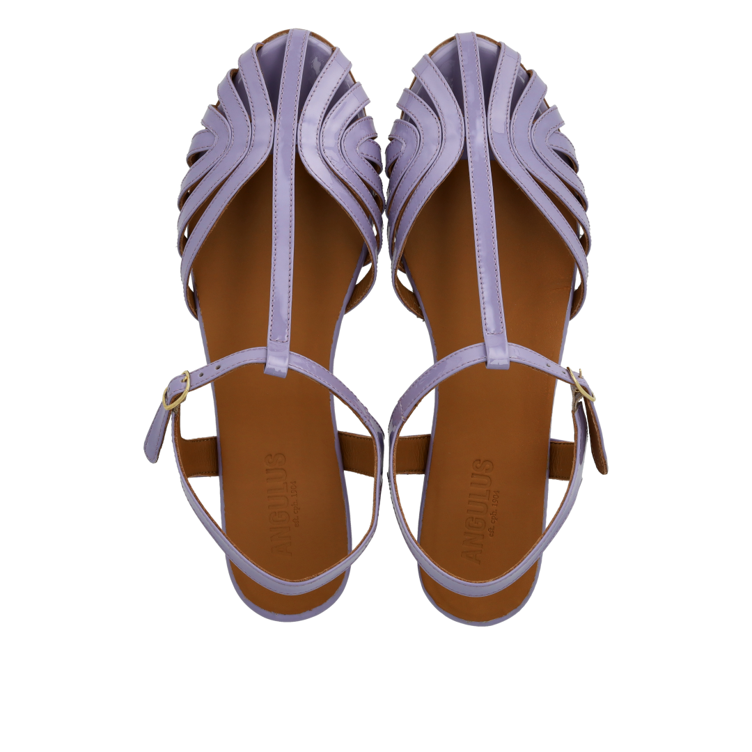 Flad sandal med smuk organisk frontdetalje