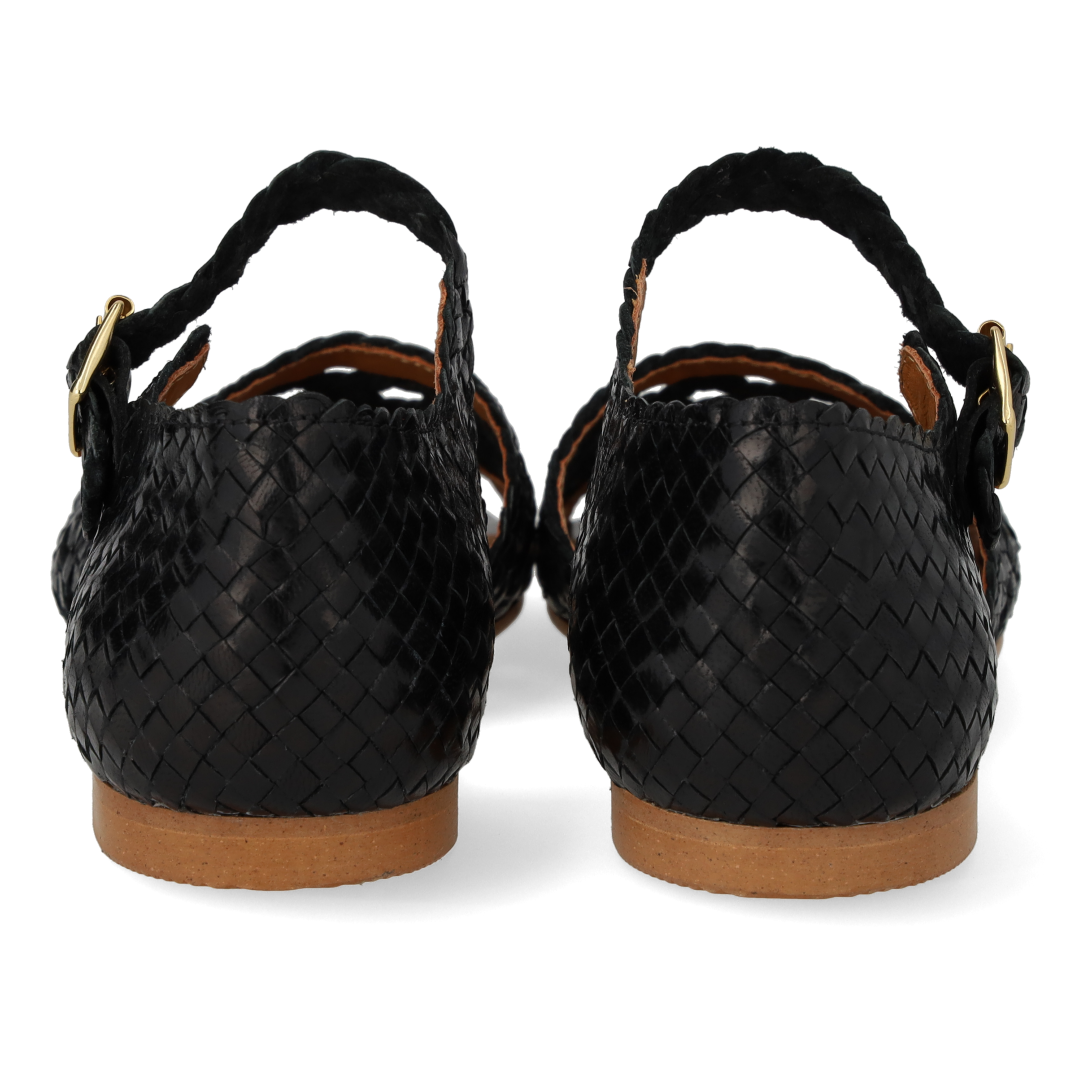 Håndflettet sandal med hulmønster detalje