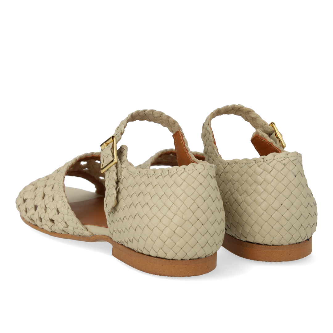 Håndflettet sandal med hulmønster detalje