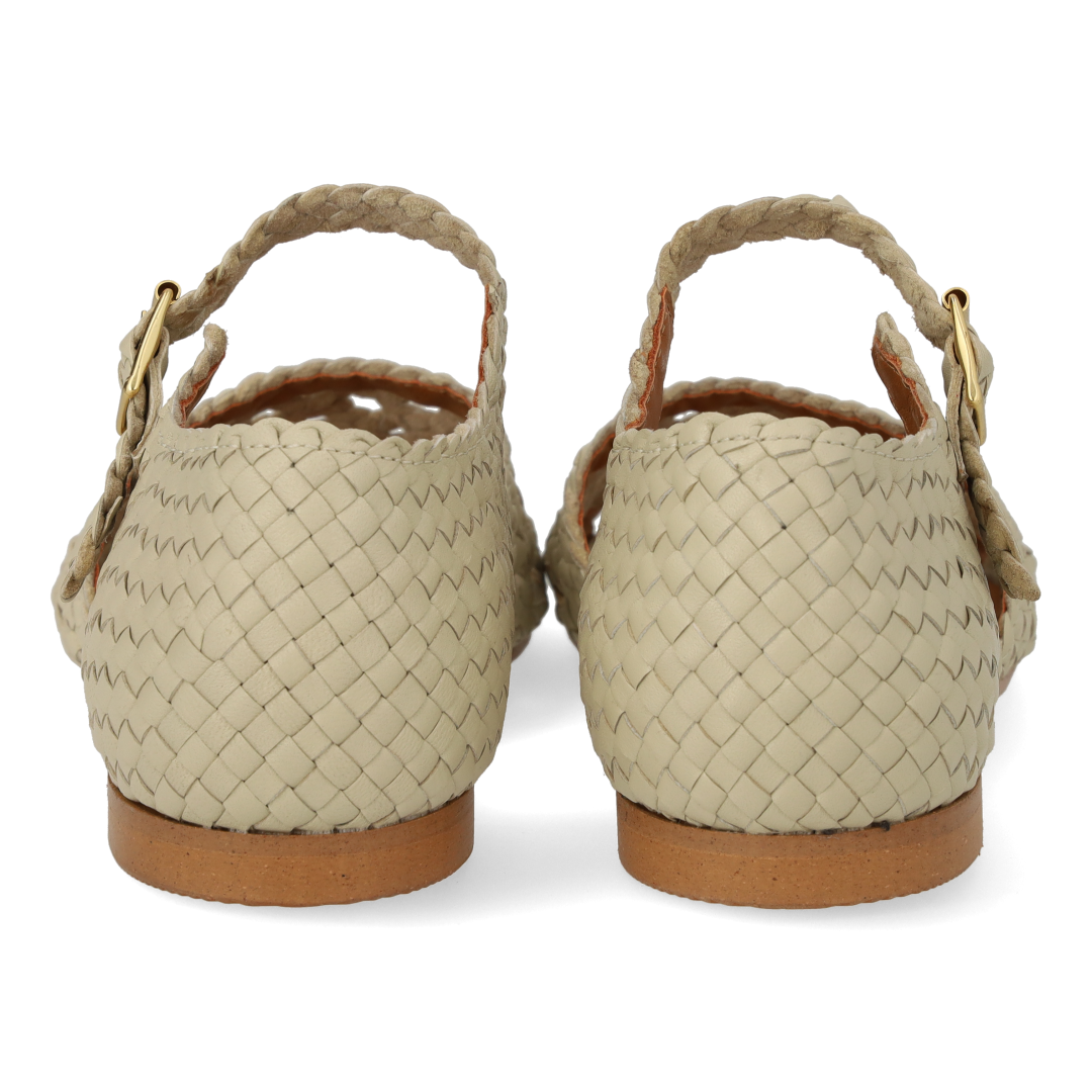Håndflettet sandal med hulmønster detalje