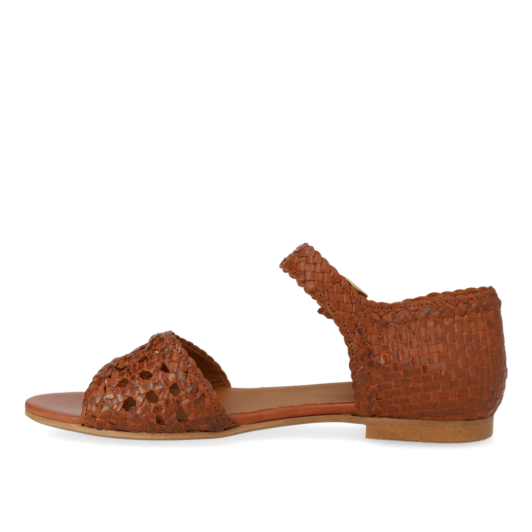 Håndflettet sandal med hulmønster detalje