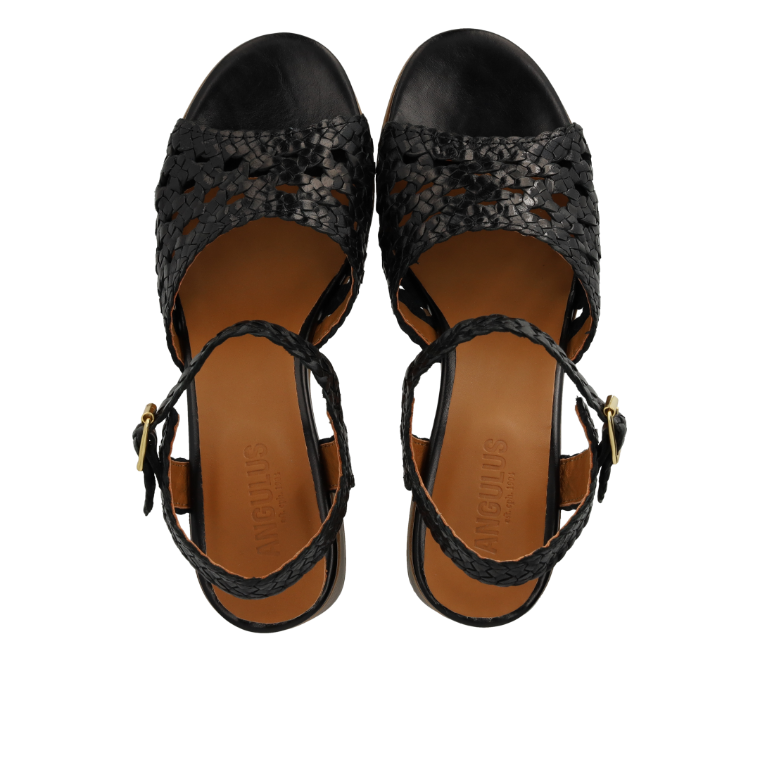 Håndflettet sandal med skulpturel hæl