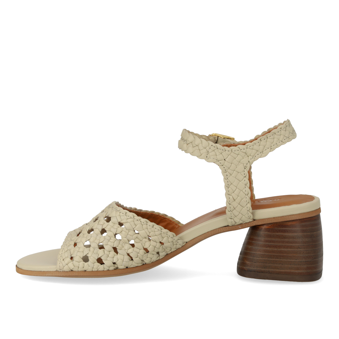 Håndflettet sandal med skulpturel hæl