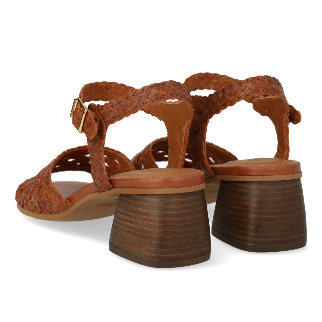 Håndflettet sandal med skulpturel hæl