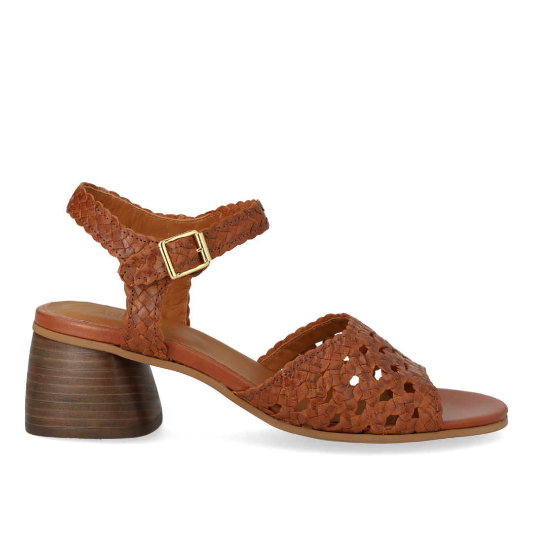Håndflettet sandal med skulpturel hæl