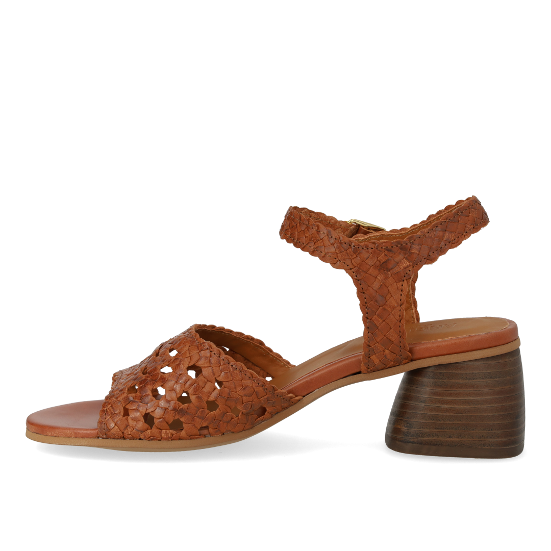 Håndflettet sandal med skulpturel hæl