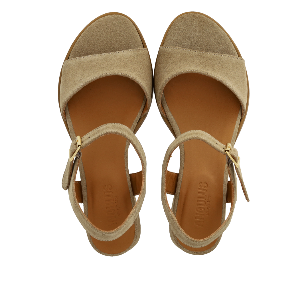Sandal med kurvet blokhæl