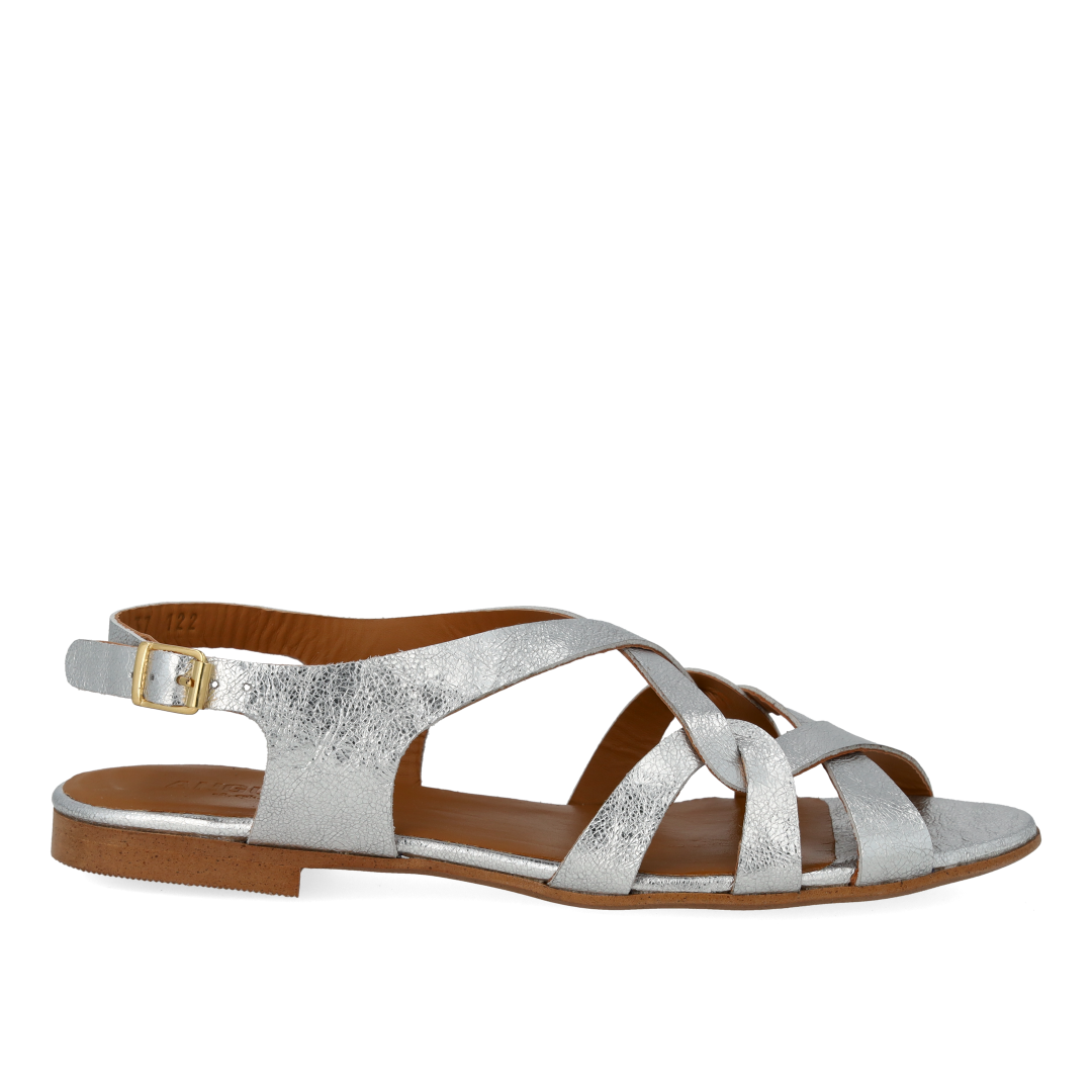 Sandal med remdetaljer