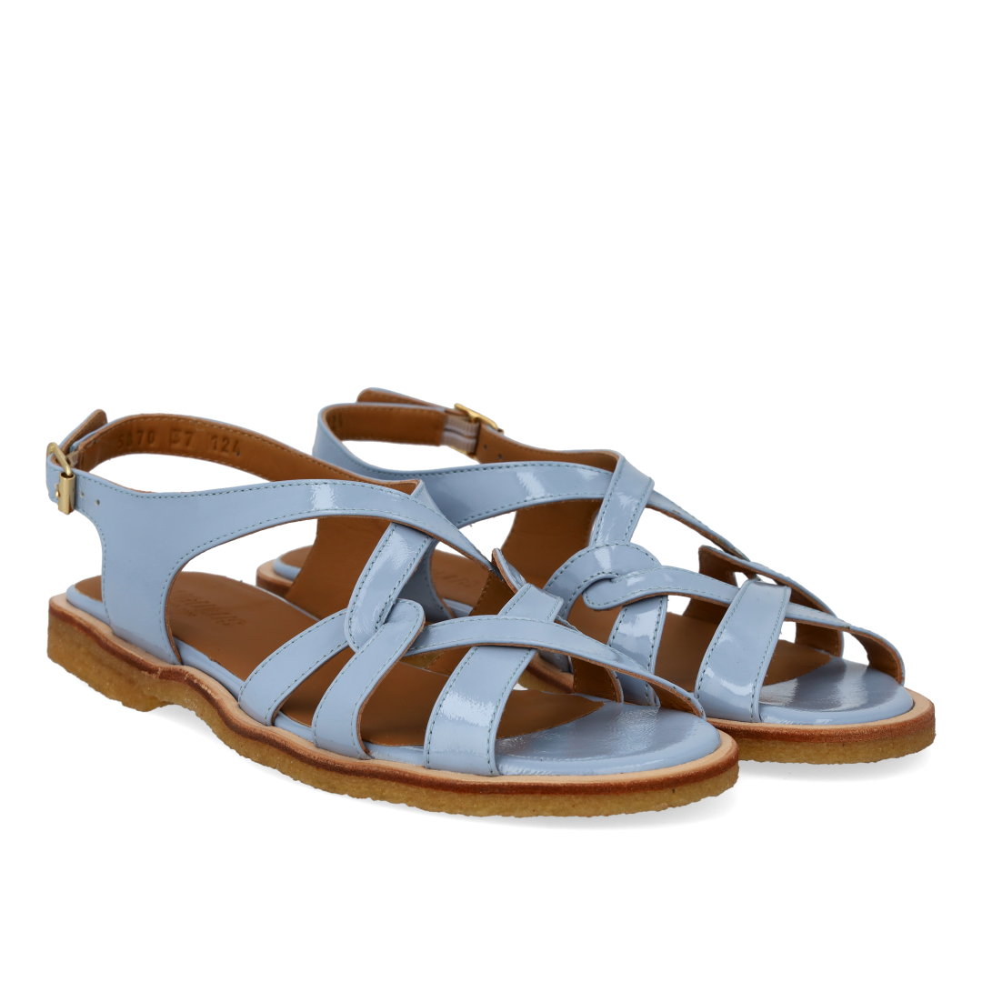 Sandal med remdetaljer