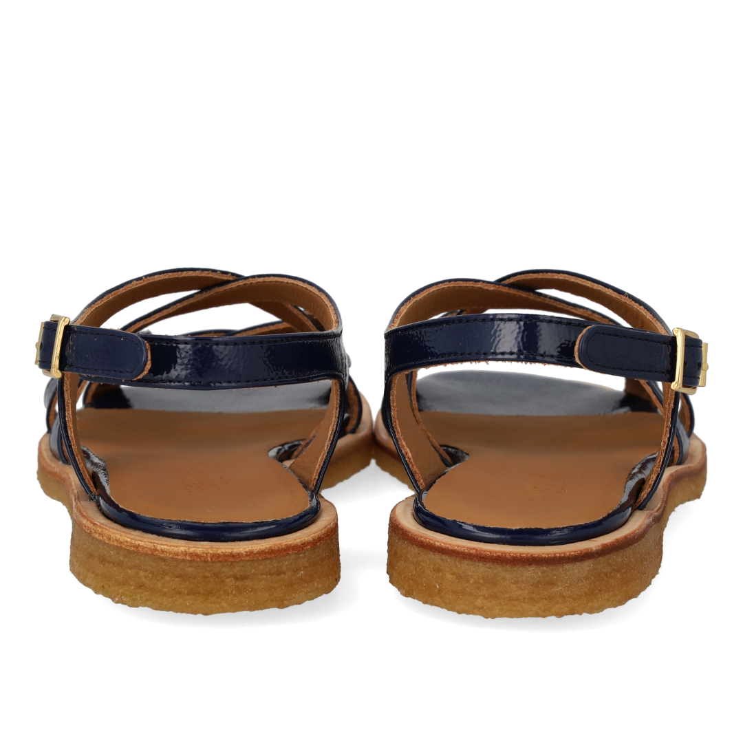 Sandal med remdetaljer