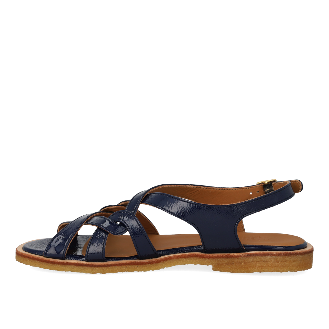 Sandal med remdetaljer