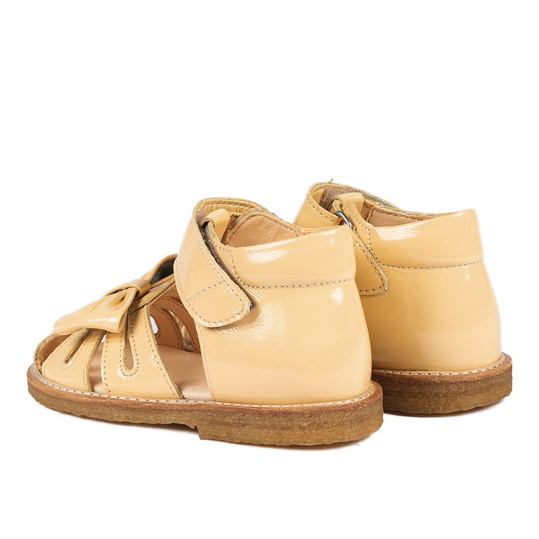Begynder sandal med sløjfe og velcro lukning