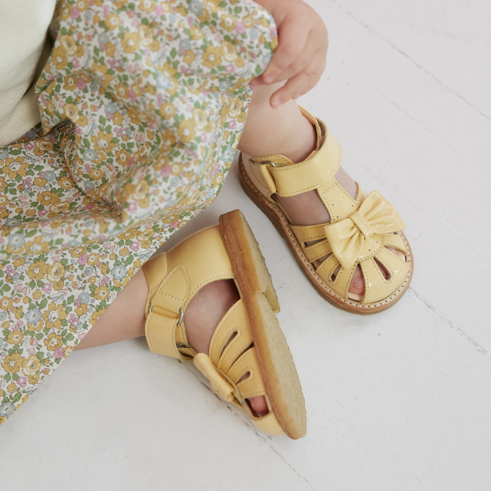 Begynder sandal med sløjfe og velcro lukning