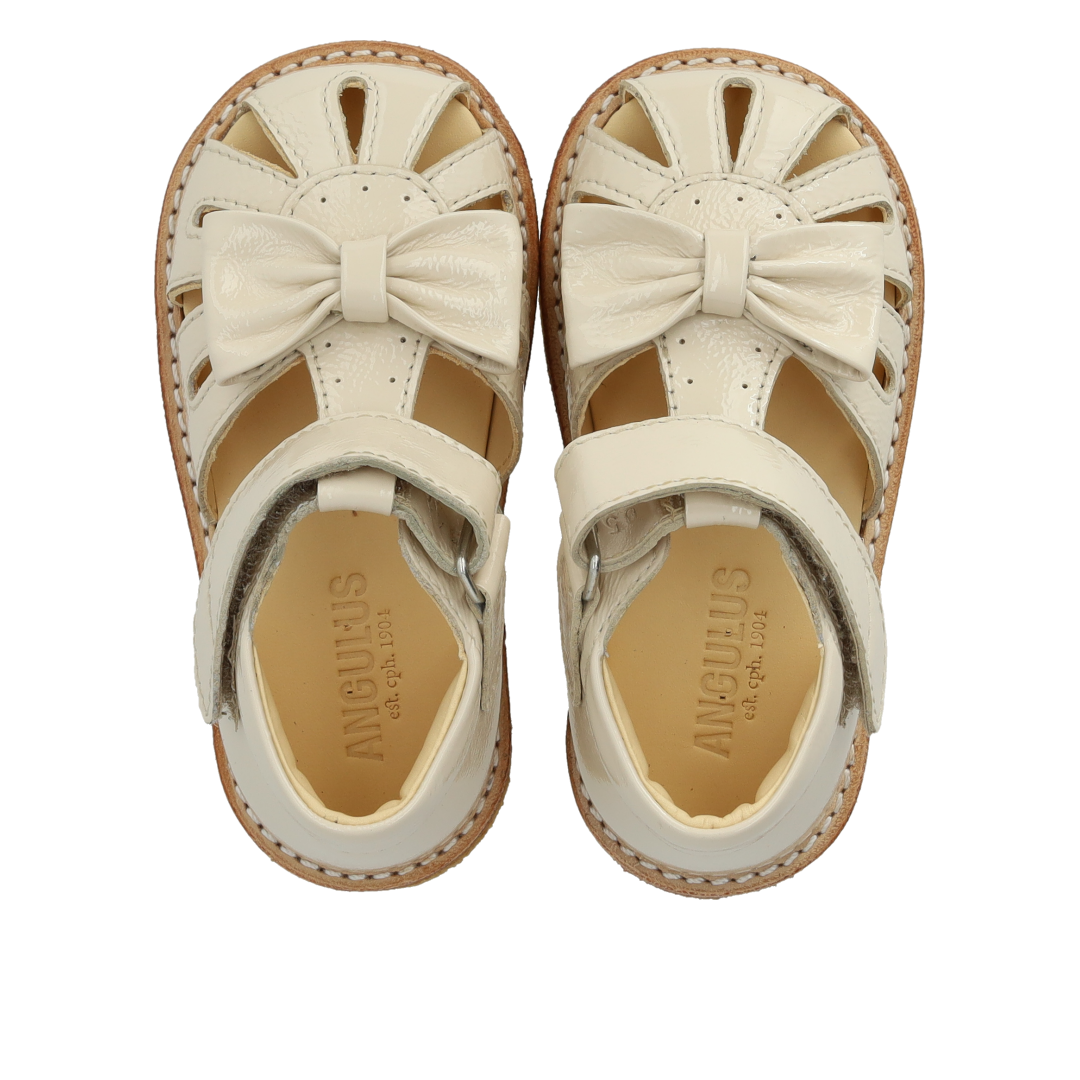 Begynder sandal med sløjfe og velcro lukning