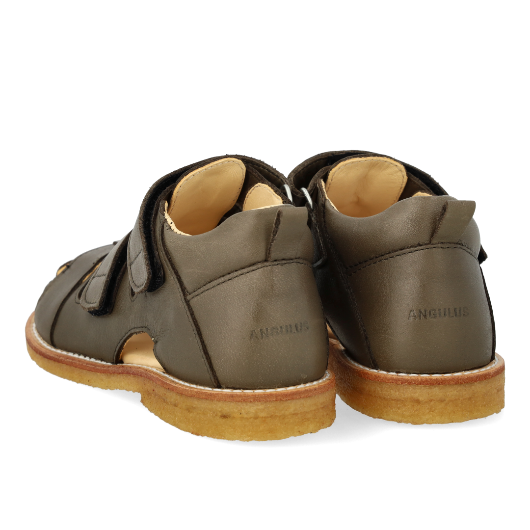 Sandal med velcro lukning