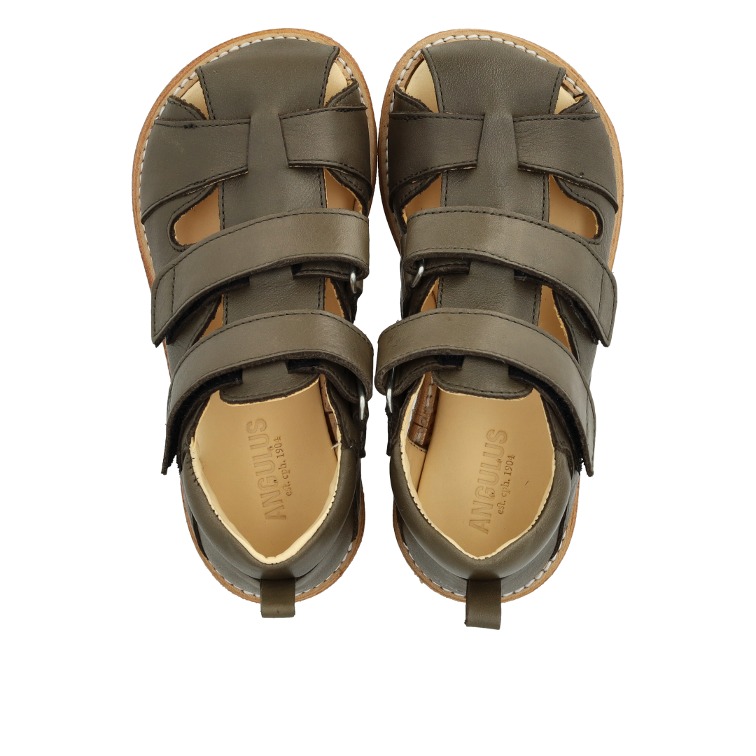Sandal med velcro lukning