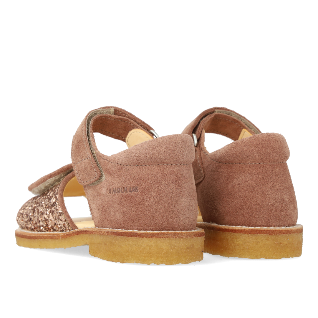 Sandal med funklende glitterdetalje