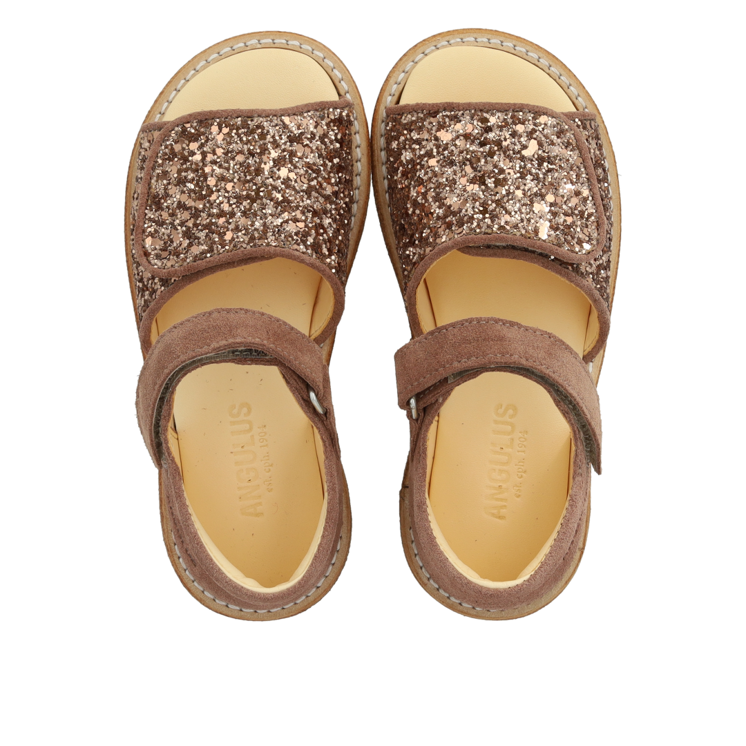 Sandal med funklende glitterdetalje