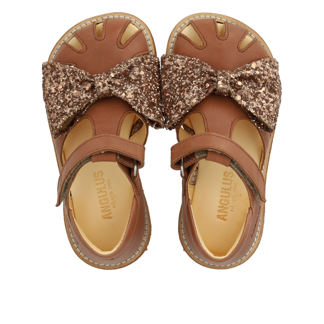 Sandal med glittersløjfe og velcrolukning