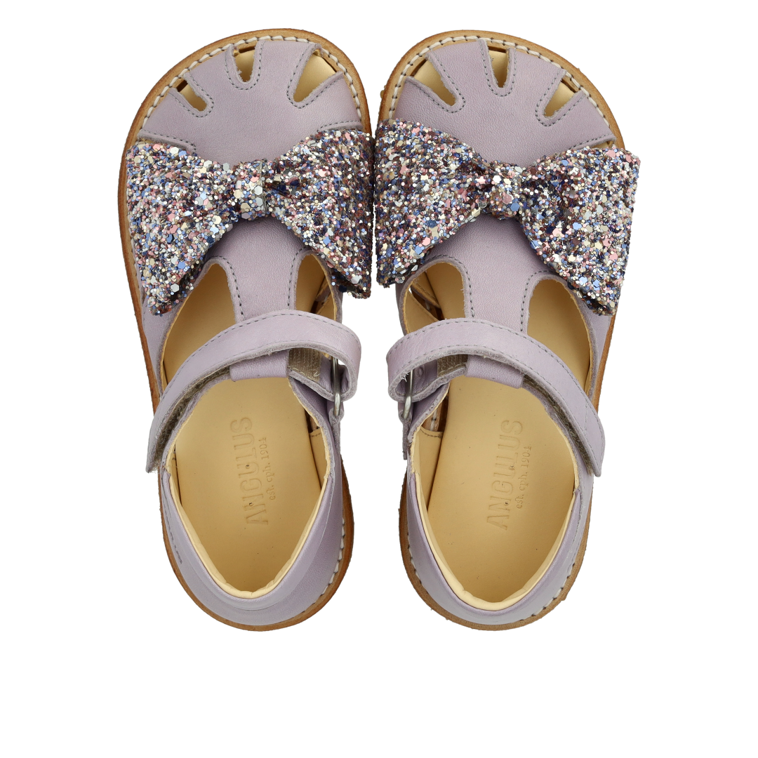 Sandal med glittersløjfe og velcrolukning