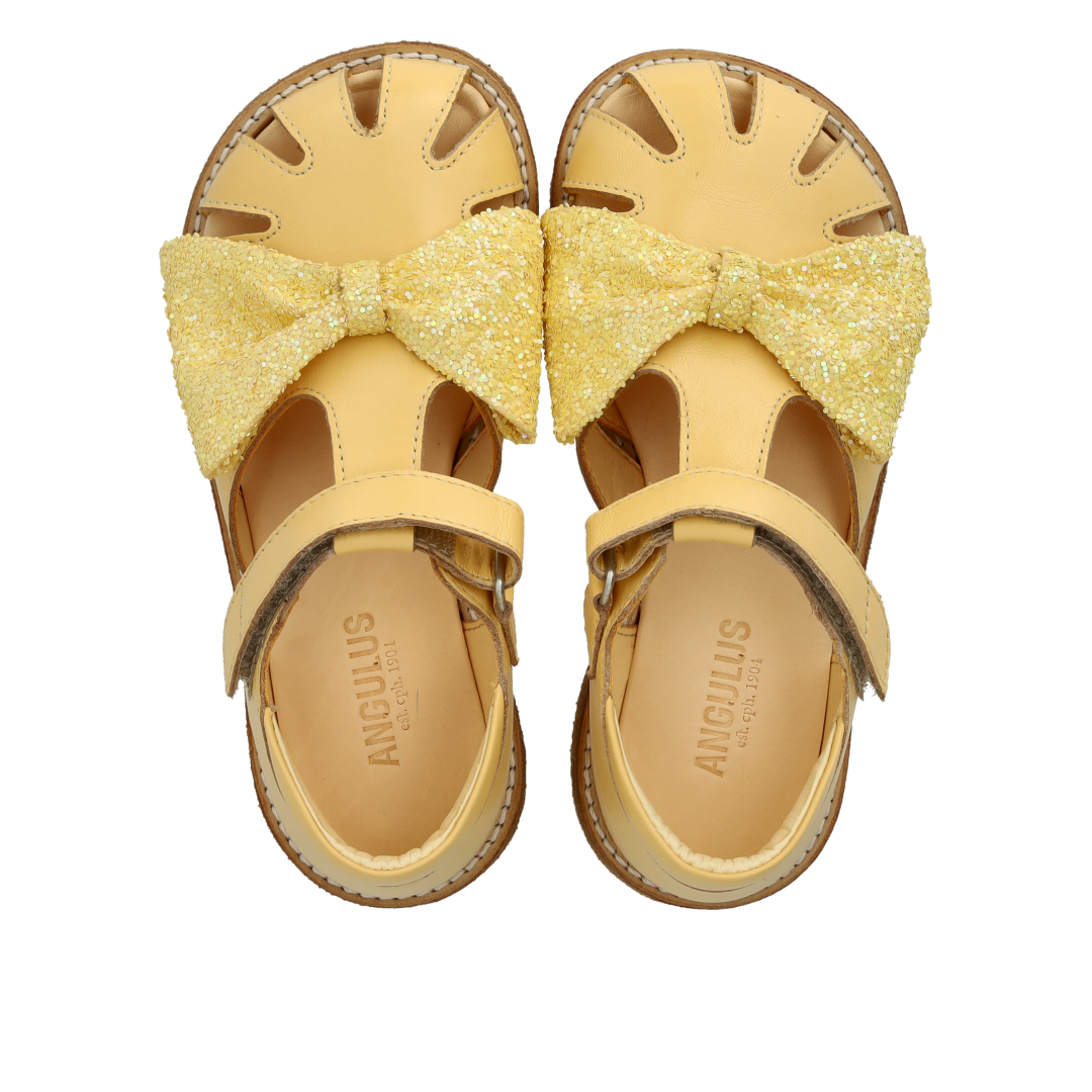 Sandal med glittersløjfe og velcrolukning