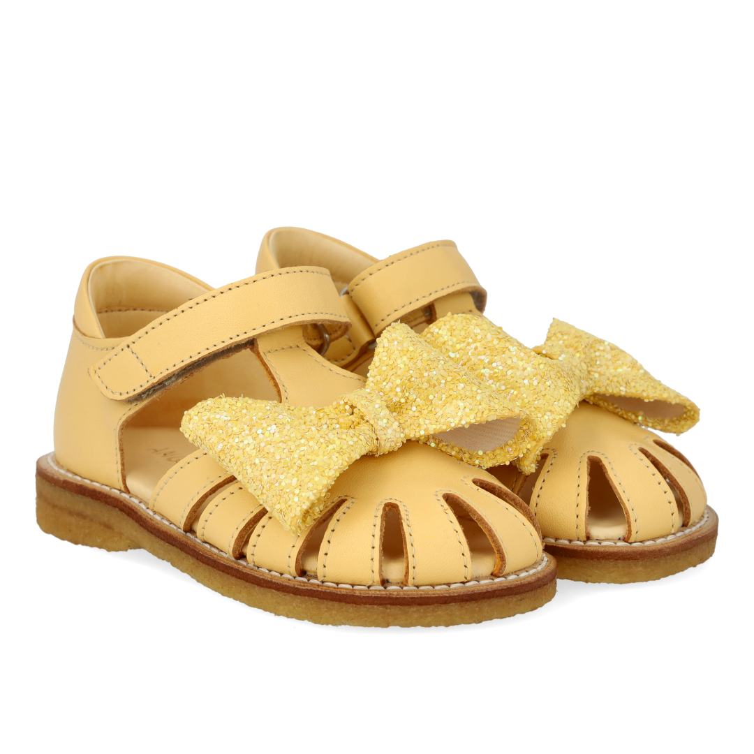 Begynder sandal med glittersløjfe og velcrolukning