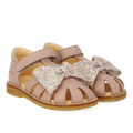 Begynder sandal med glittersløjfe og velcrolukning