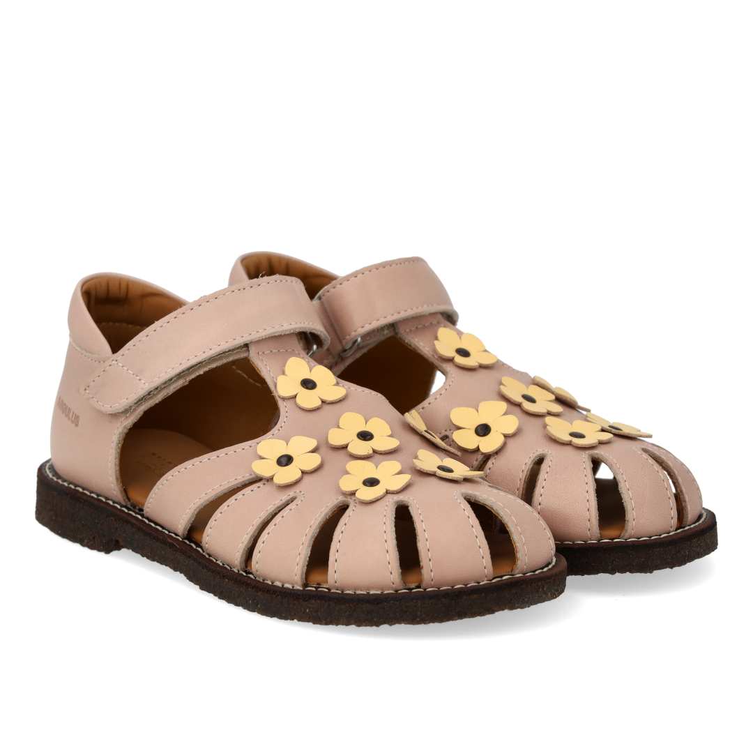 Sandal med blomsterapplikationer