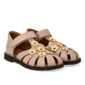 Sandal med blomsterapplikationer