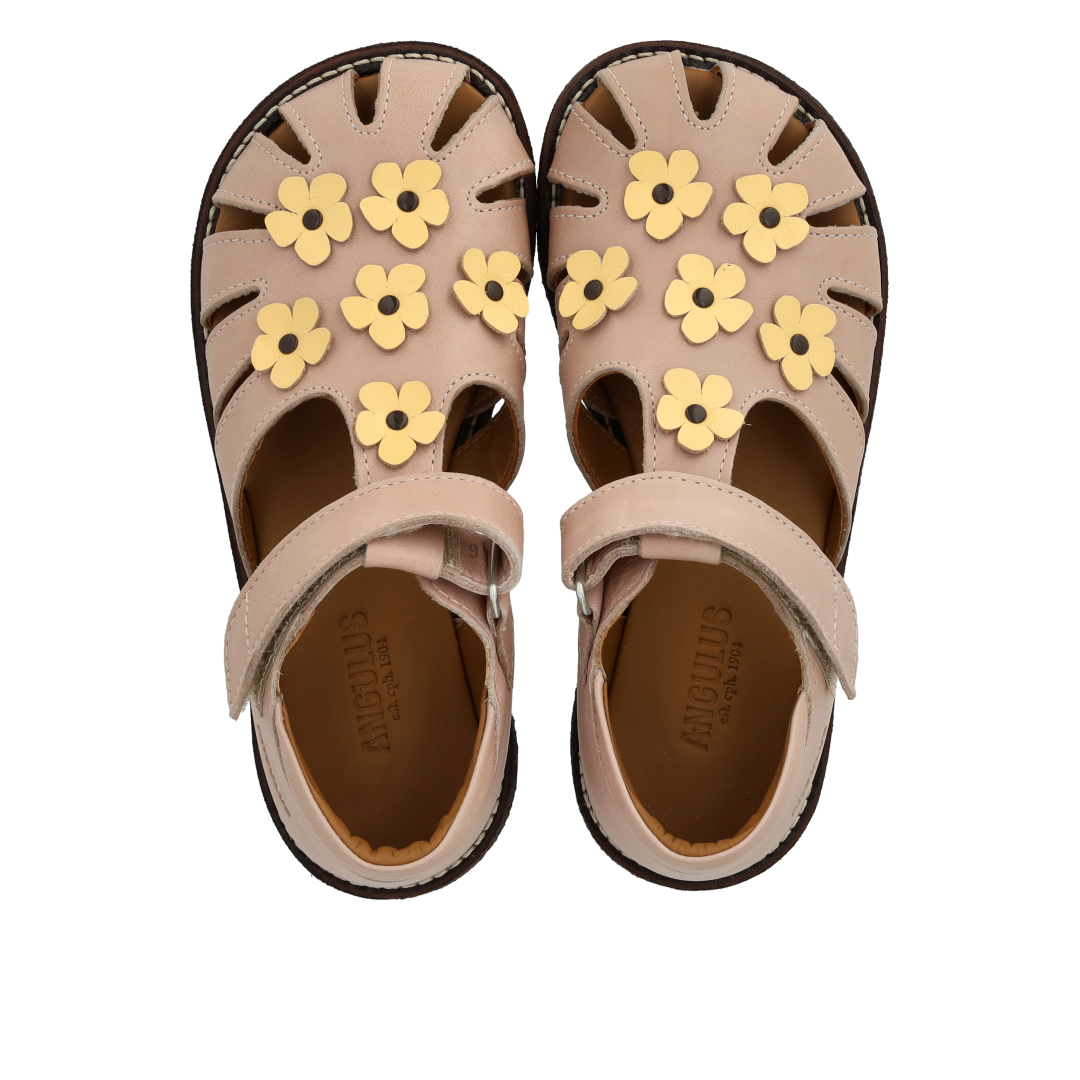 Sandal med blomsterapplikationer