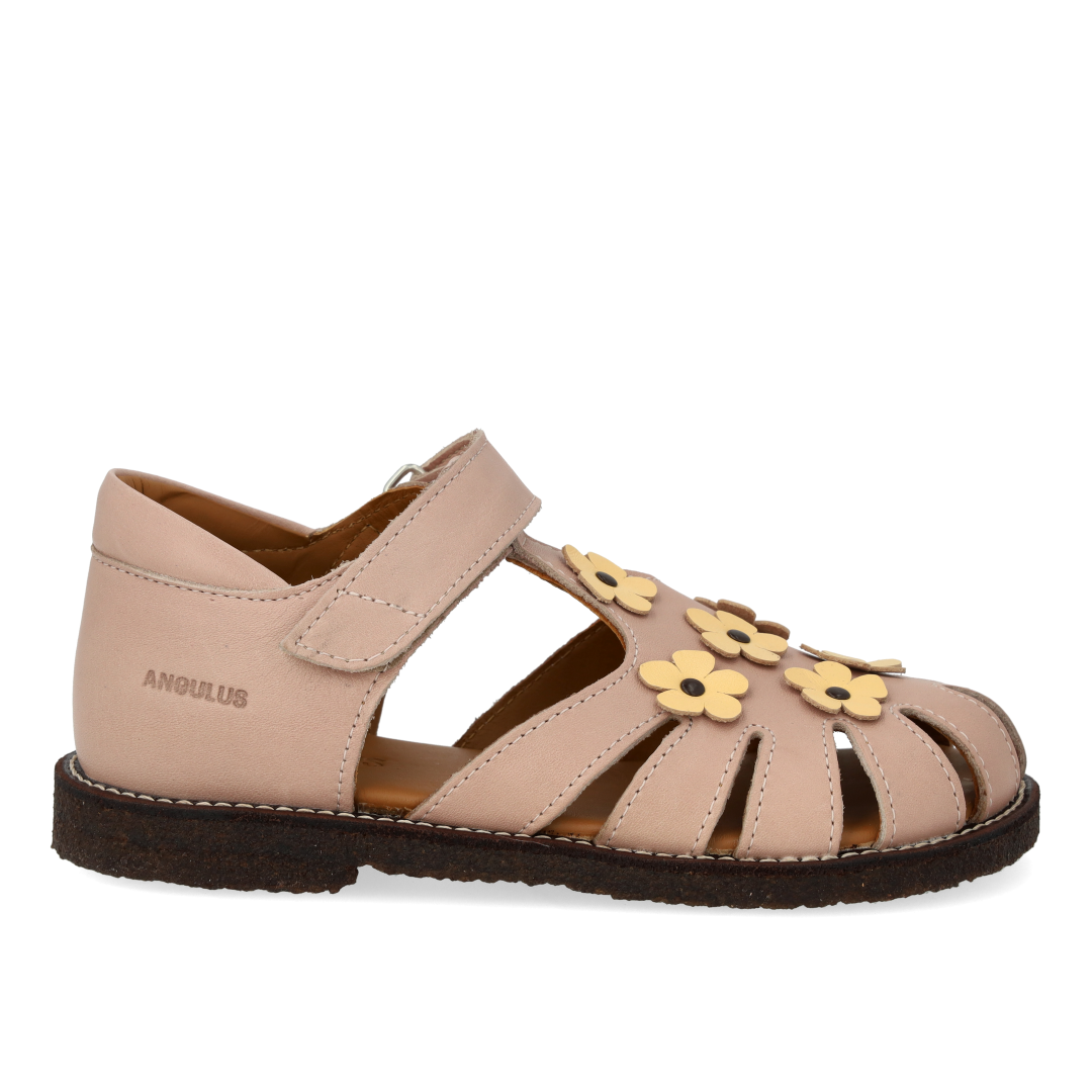 Sandal med blomsterapplikationer