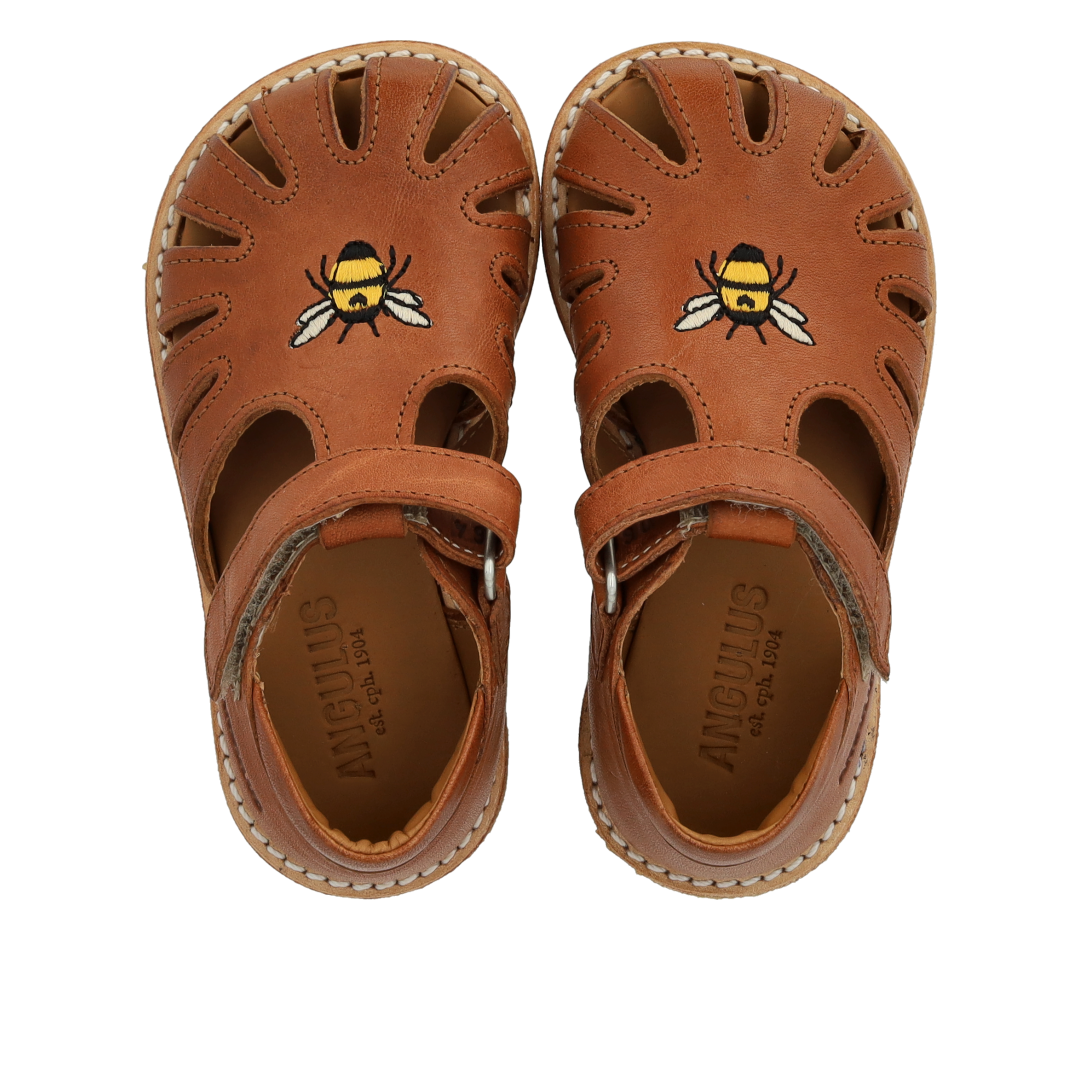 Begynder sandal med bi broderi