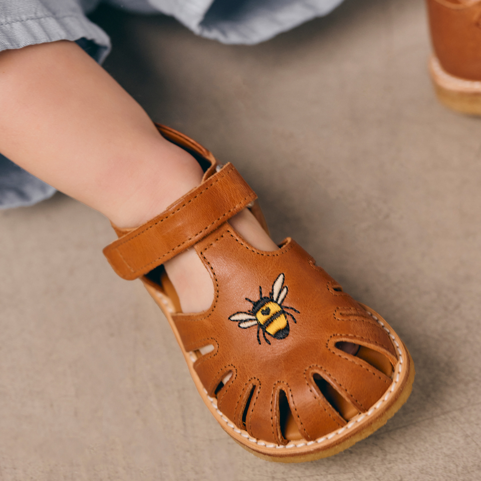Begynder sandal med bi broderi