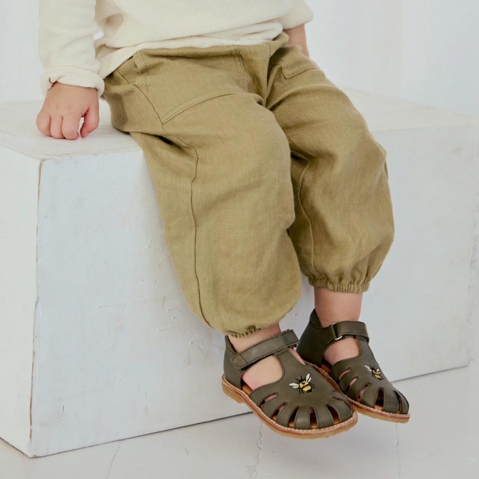 Begynder sandal med bi broderi