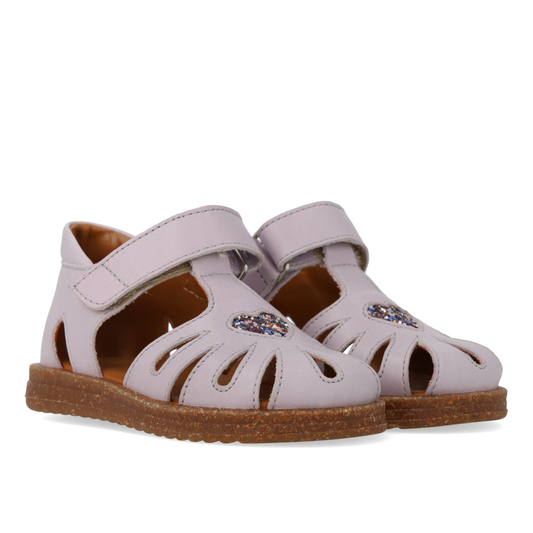 Begynder sandal med funklende glitterhjerte