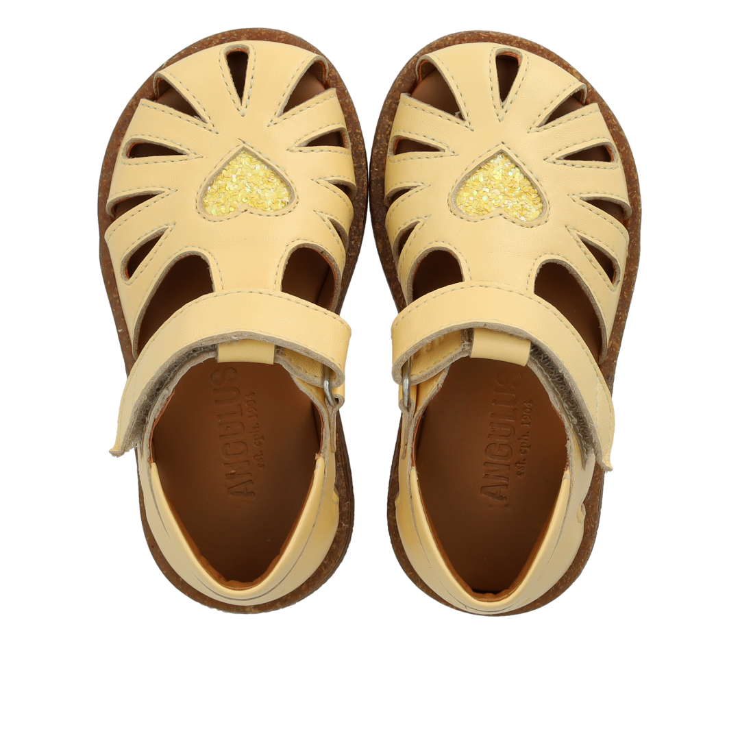 Begynder sandal med funklende glitterhjerte