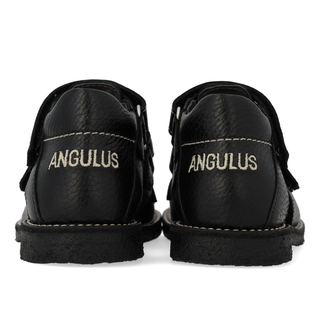 Sandal med stikningsdetaljer og tredobbelt velcro