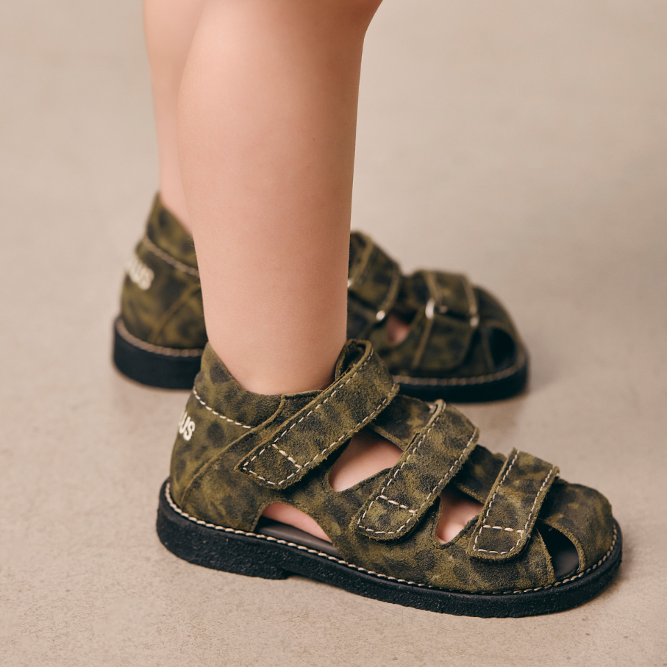 Sandal med stikningsdetaljer og tredobbelt velcro