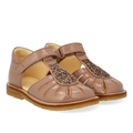 Sandal med dråbedetalje i funklende glitter