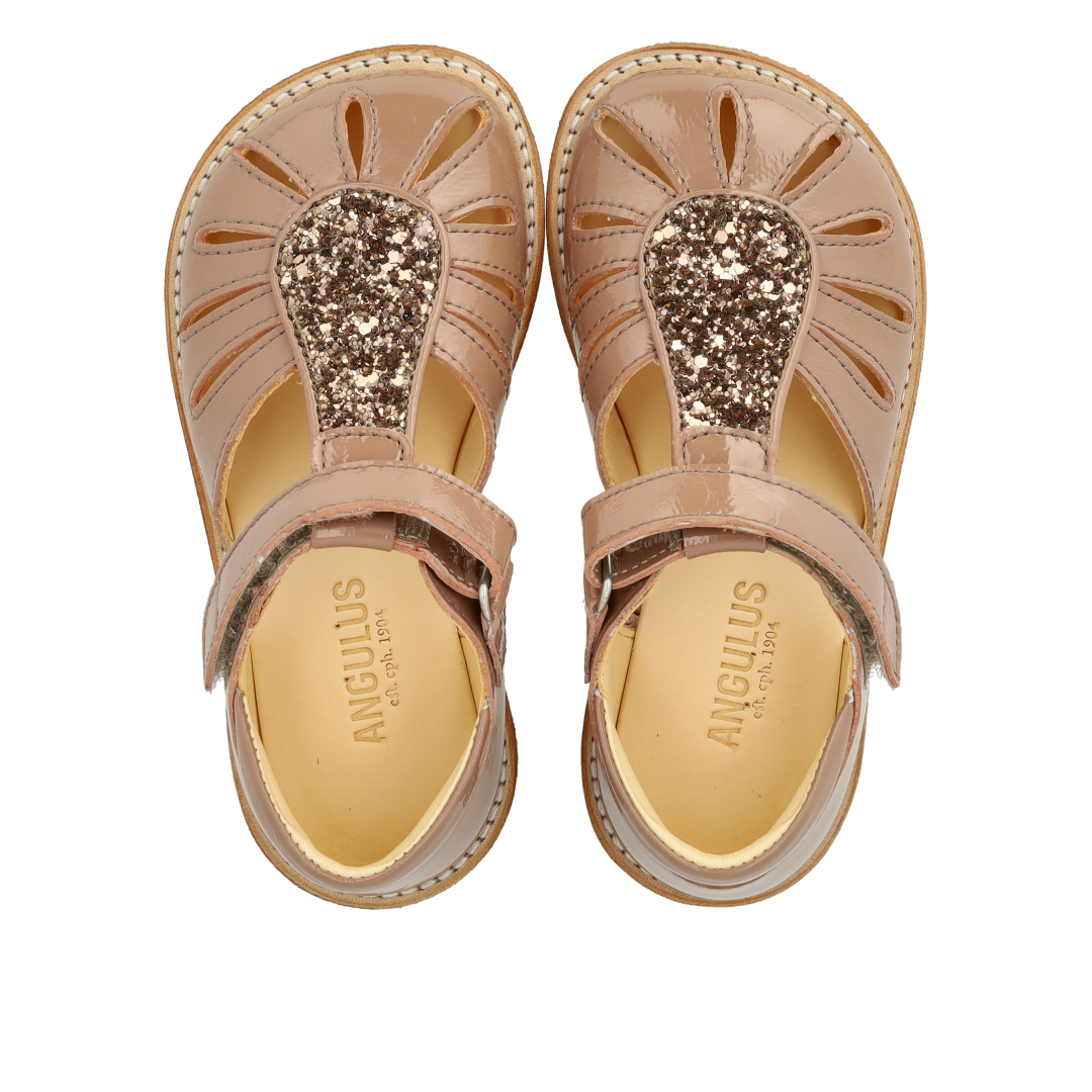 Sandal med dråbedetalje i funklende glitter