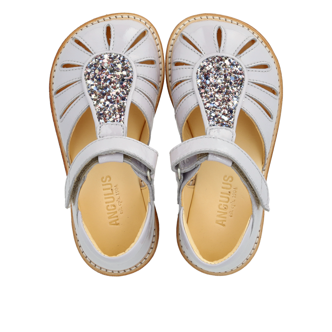 Sandal med dråbedetalje i funklende glitter