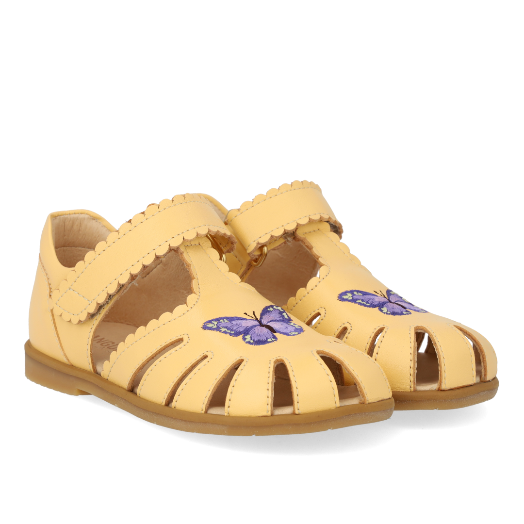 Sandal med lukket tå og sommerfugl